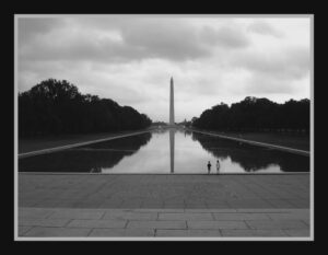 A black and white photo of the washington monument.